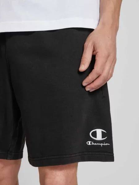 Bermudy o kroju regular fit z wyhaftowanym logo Champion czarne