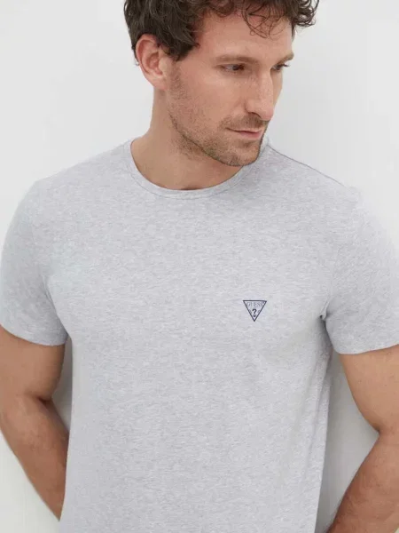 Тениска Guess CALEB с изчистен дизайн сиво