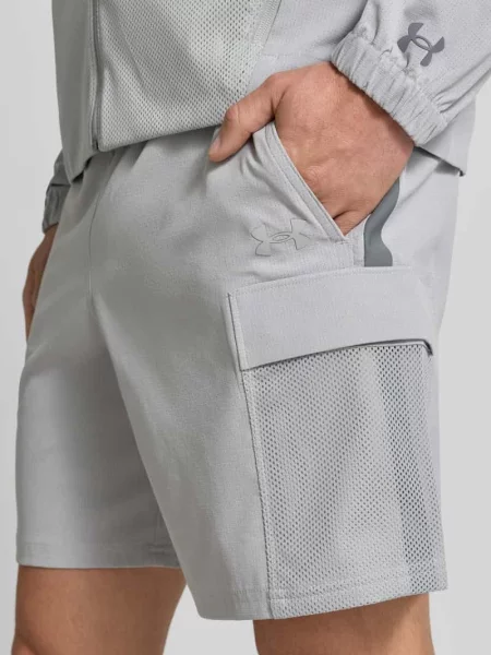Szorty sportowe o kroju regular fit z kieszenią cargo model Unstoppable Airvent' Under Armour