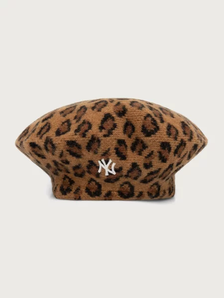 Căciulă New Era de lână cu model leopard maro