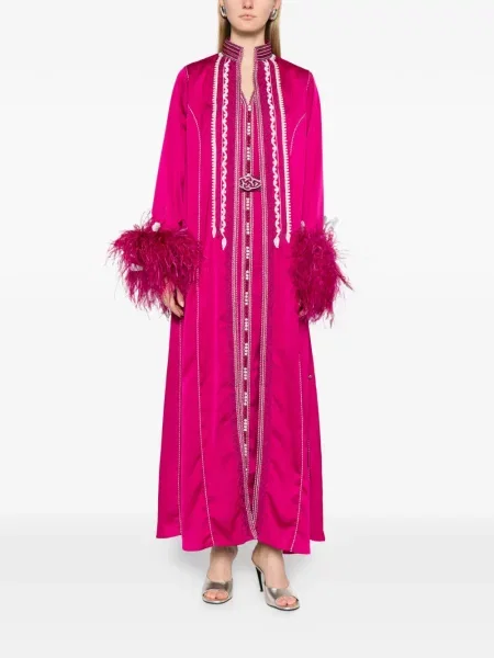 Rochie Reem Al Dhaheri cu broderie roz