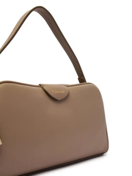 Torbica Calvin Klein Emblem Trio Top Handle Camera Ba bež