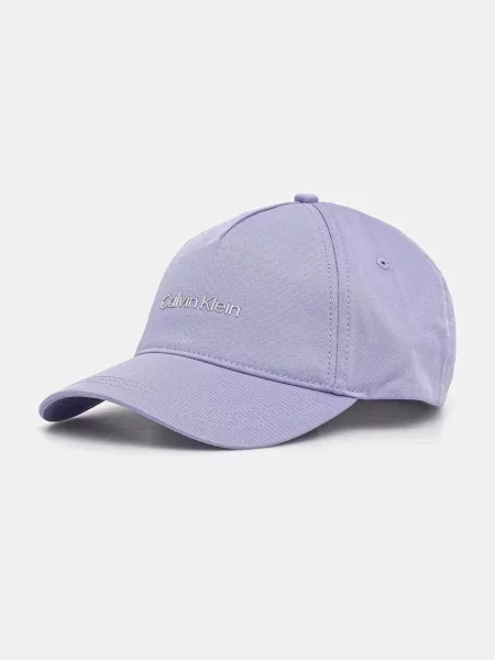 Шапка с козирка Calvin Klein лилаво с изчистен дизайн виолетово