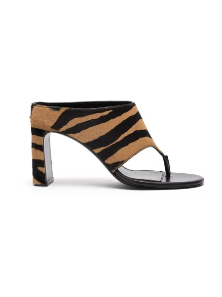 Klapki Stuart Weitzman skórzane brązowe