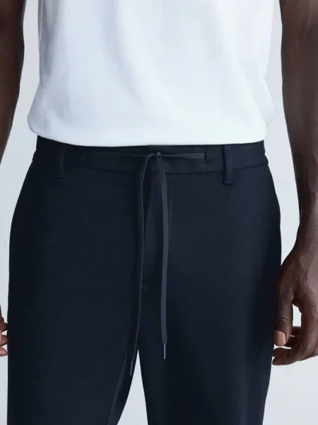 Spodnie slim fit comfort Thermolite® Mężczyzna 40 MANGO MAN granatowy