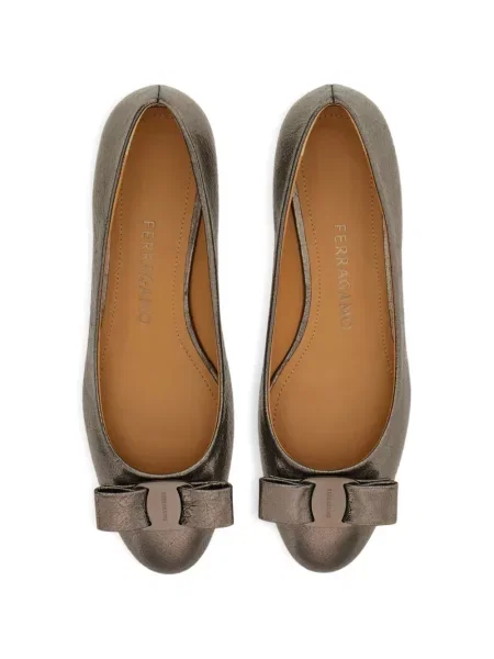 Pantofi cu toc Ferragamo cu funde gri