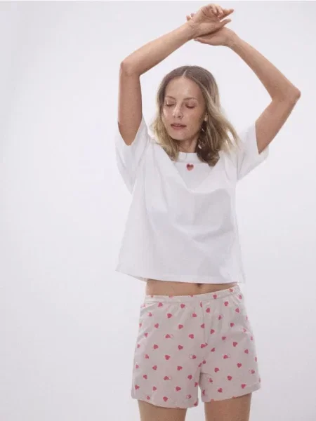 Reserved Pijama din două piese cu inimioare bej