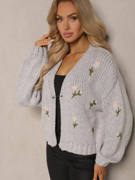 Kardigan w Kwiatowe Aplikacje z Zapięciem na Elegancką Agrafkę Patista szary
