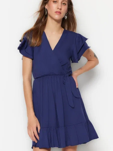 Dzianinowa sukienka mini Trendyol z falbankami dwurzędowa czarna