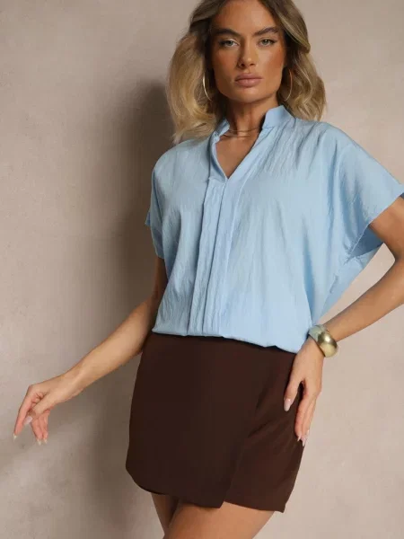 Jasnoniebieska Bluzka Oversize z Wiskozą o Kroju Nietoperz z Dekoltem w Serek Davithiel niebieska