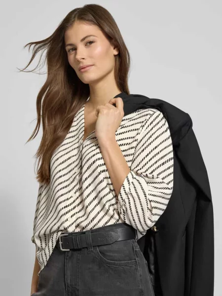 Bluzka o kroju relaxed fit z dekoltem w serek Comma biała