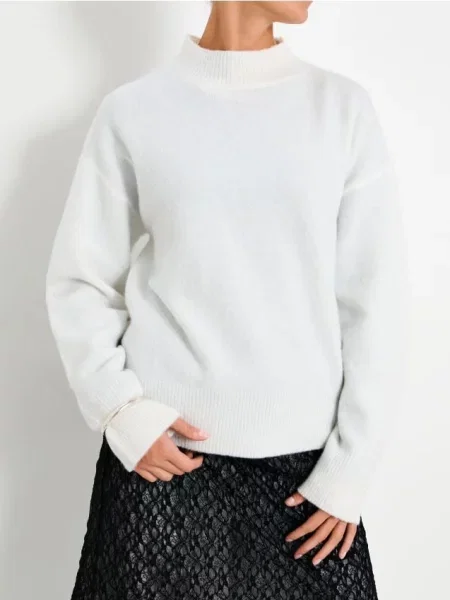 Светр з довгими рукавами білий