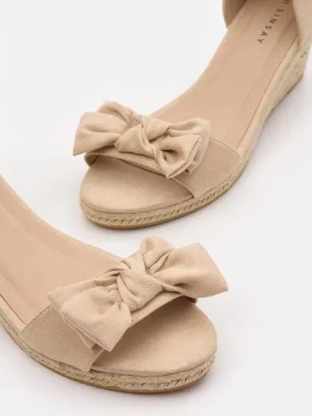 Босоніжки на платформі з закритою п'ятою нюдовий