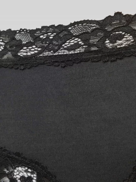 Majtki o kroju slim fit z obszyciem koronką Skiny czarne