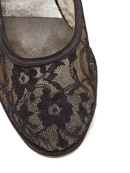 Полуотворени обувки Stuart Weitzman на цветя с дантела черно