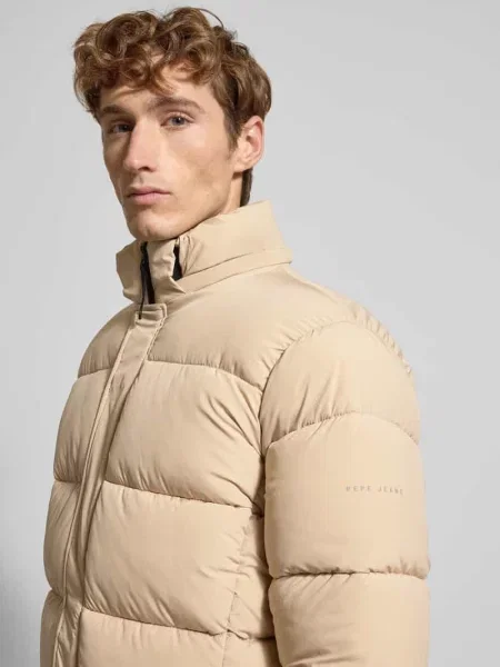 Kurtka pikowana w kroju regular fit z odpinanym kapturem model JOBIAS' Pepe Jeans beżowa