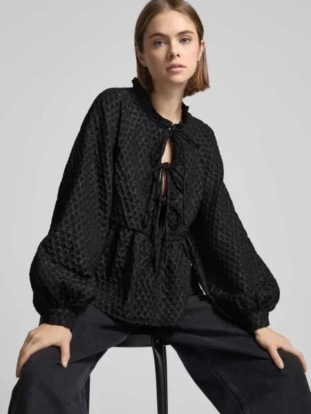 Bluzka o kroju relaxed fit z fakturowanym wzorem ‘NIBE’ Pieces czarna