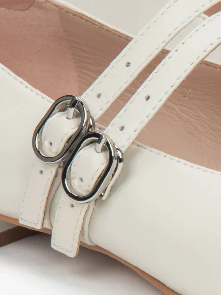 Кожаные туфли Estro белые