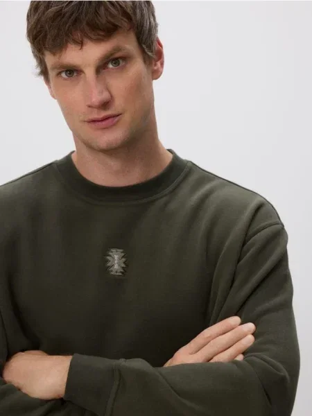 Hanorac Reserved cu broderie verde