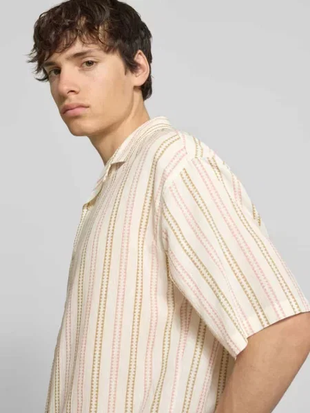 Koszula casualowa o kroju regular fit z kołnierzem z połami model HOWIE' Redefined Rebel różowa