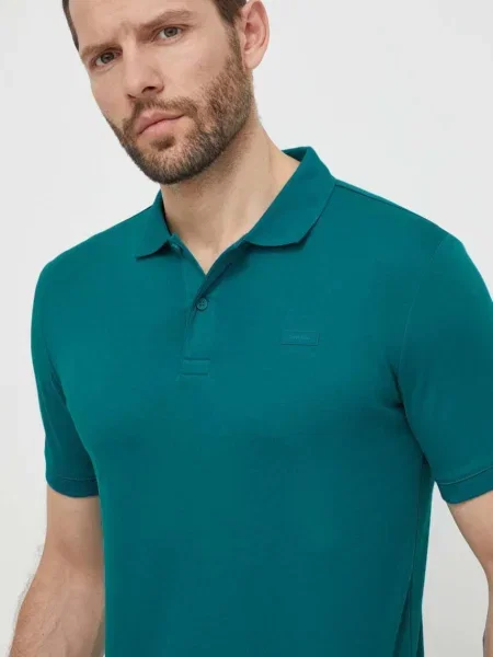 Тениска с яка Calvin Klein с изчистен дизайн зелено