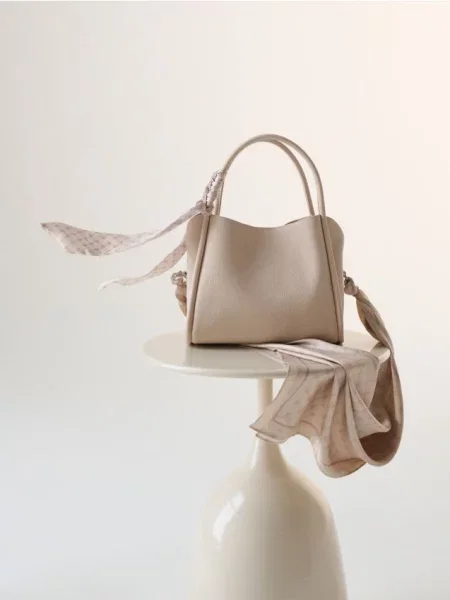 Кожаная сумка Sinsay бежевая