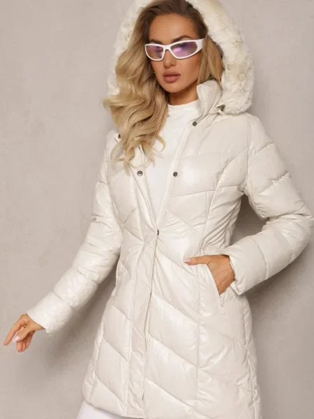 Geaca matlasată deschis cu glugă detașabilă și blană decorativă Ainoa bej