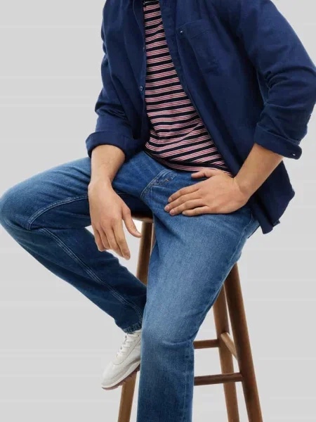 Jeansy o kroju straight fit z mieszanki bawełny Tommy Jeans niebieskie