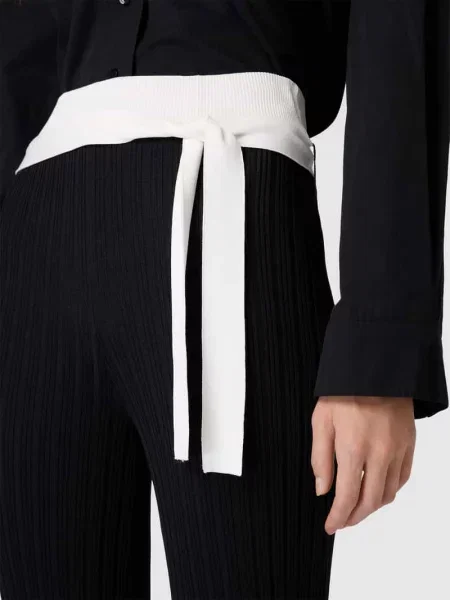 Legginsy o kroju flared fit w prążkowanej fakturze Remain czarne