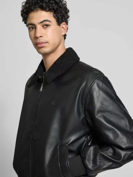 Krój regular fit Kurtka z skóropodobny z wykładany kołnierz Calvin Klein Jeans czarna