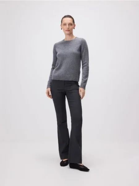 Reserved Pantaloni flare cu adaos de gri-închis gri