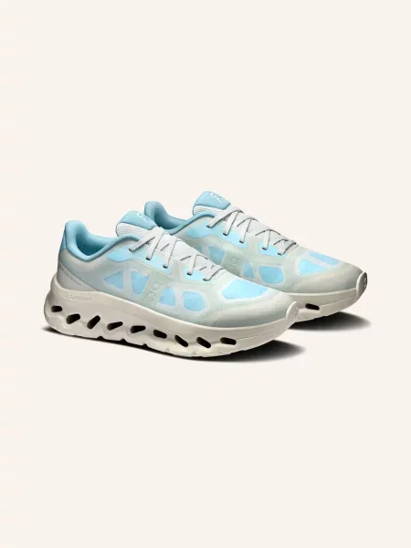 On Sneakersy Cloudtilt Remix weiss