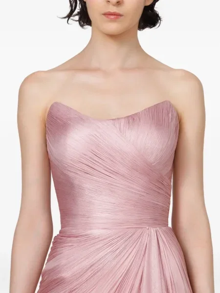 Rochie Iris Serban drapată de costum roz