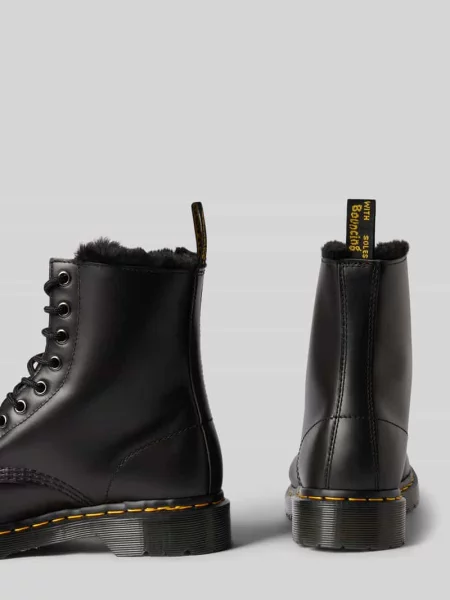 Kozaki z naturalnej skóry z detalem z logo model Serena' Dr. Martens czarne