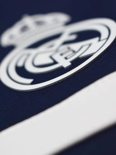 Ciemnoniebieska bluza z zamkiem Real Madrid – junior niebieska