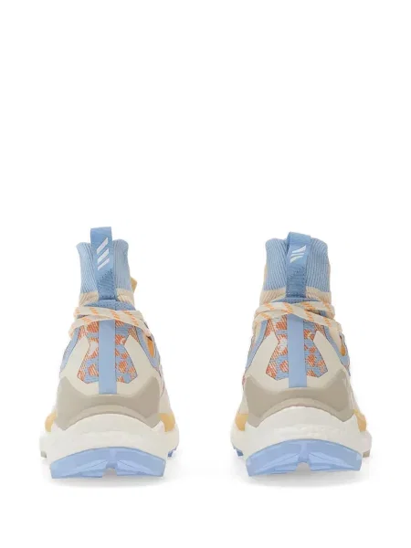 Dlouhé běžecké boty Adidas Terrex s krátkými rukávy s výstřihem do v černé