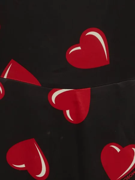 Разкроена миди рокля Love Moschino с принт със сърца черно