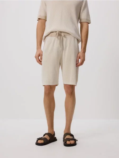 Reserved Pantaloni scurți regular din structurat bej