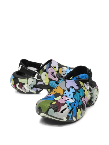 Saboți Crocs cu imagine cu model camuflaj negru