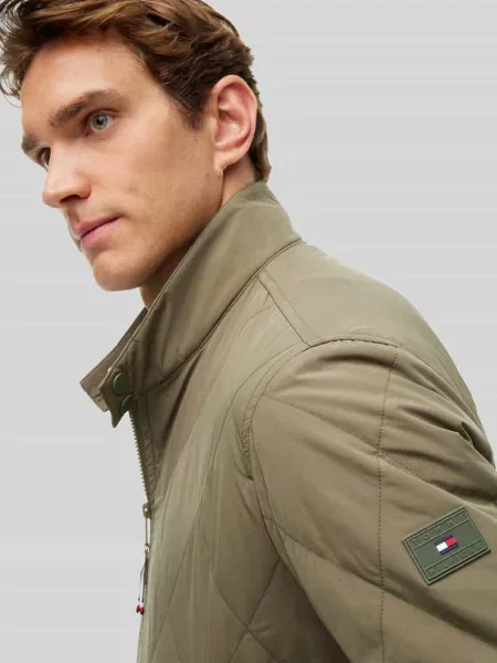 Kurtka pikowana w kroju regular fit z pakowaną kieszenią wewnętrzną Tommy Hilfiger oliwkowa