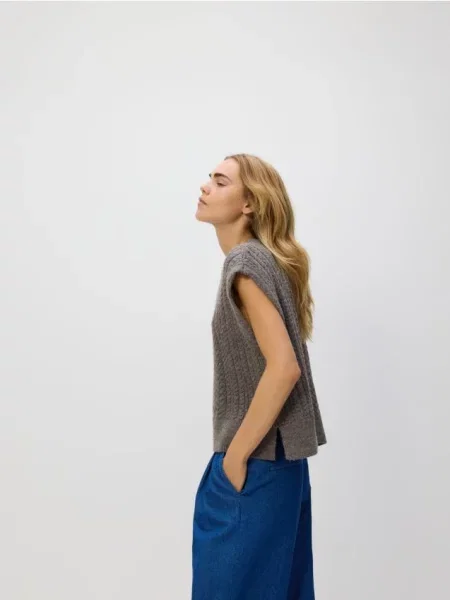 Reserved Жилет з декоративним в’язанням кавовий 