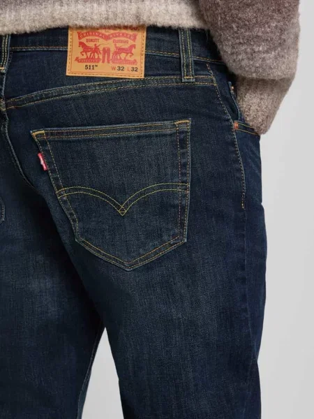 Jeansy o kroju slim fit z mieszanki bawełny model Levi's granatowe