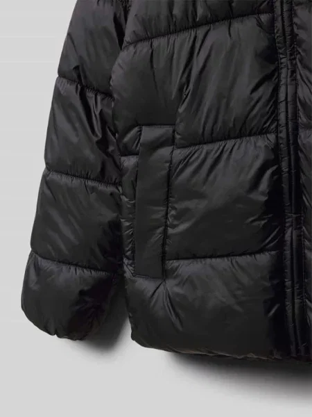 Kurtka pikowana o kroju regular fit z wyhaftowanym napisem model ‘Jorno’ Jack & Jones czarna