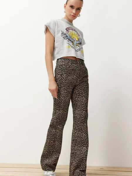Дънки Trendyol с висока талия с принт с леопардов принт