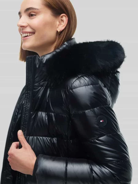 Kurtka w stylu puffer z kaptur z puchu Tommy Hilfiger czarna