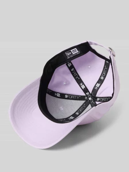 Czapka z daszkiem i detalem z logo New Era