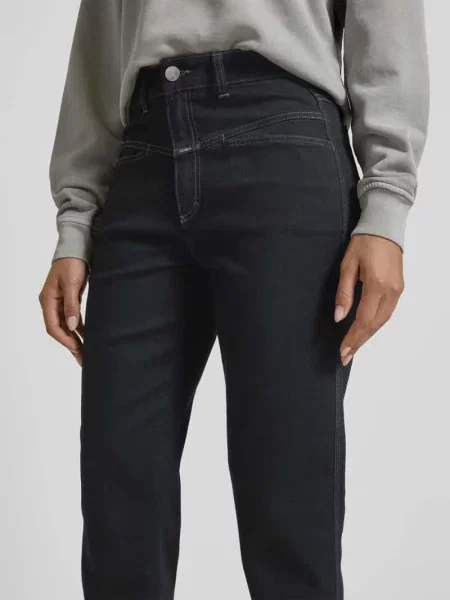 Jeansy o kroju regular fit z naszywką z logo Closed czarne
