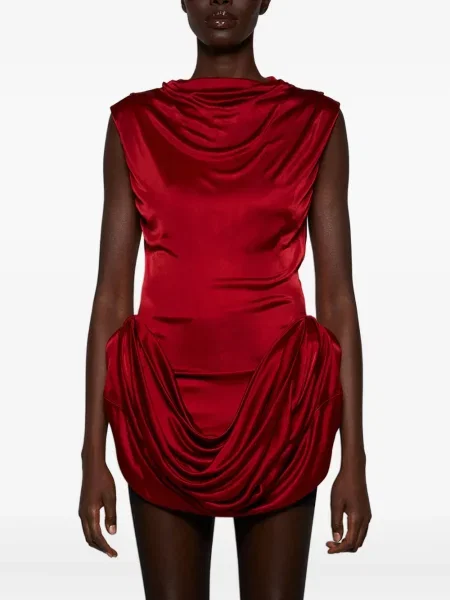 Rochie Magda Butrym drapată de costum roșu