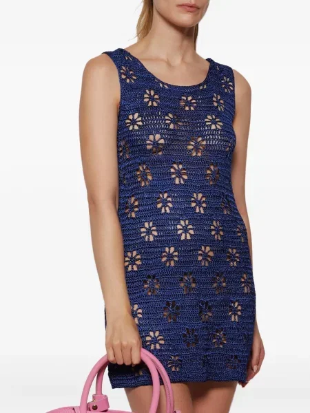 Mała sukienka mini Calle Del Mar w kwiatki garniturowa niebieska