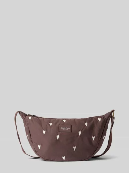 Nerka z detal z logo model Puffy' Studio Noos